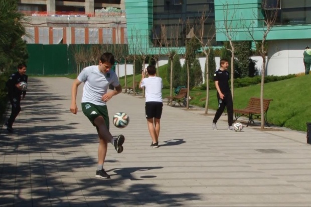 den_s_myachom.mp4_snapshot_02.31_2015.04.28_19.09.52.jpg