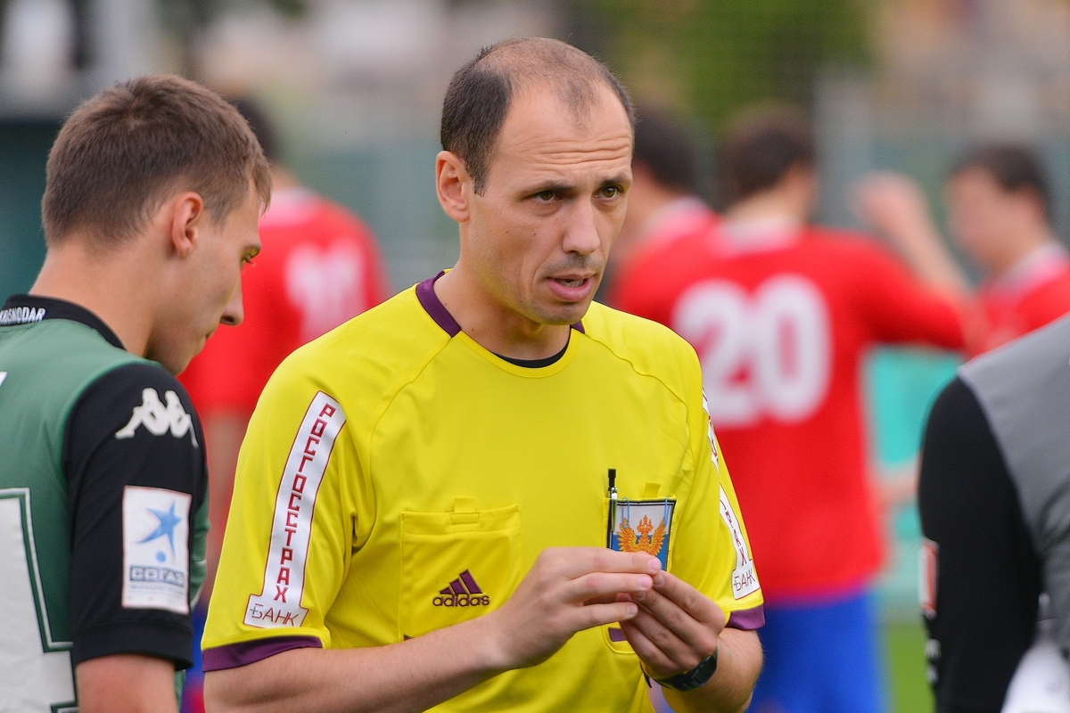 Арбитр евгений турбин. Артём чистяков футбольный судья. Владимир сельдяков судья. Артем любимов судья футбол. Клепцов яков арбитр.