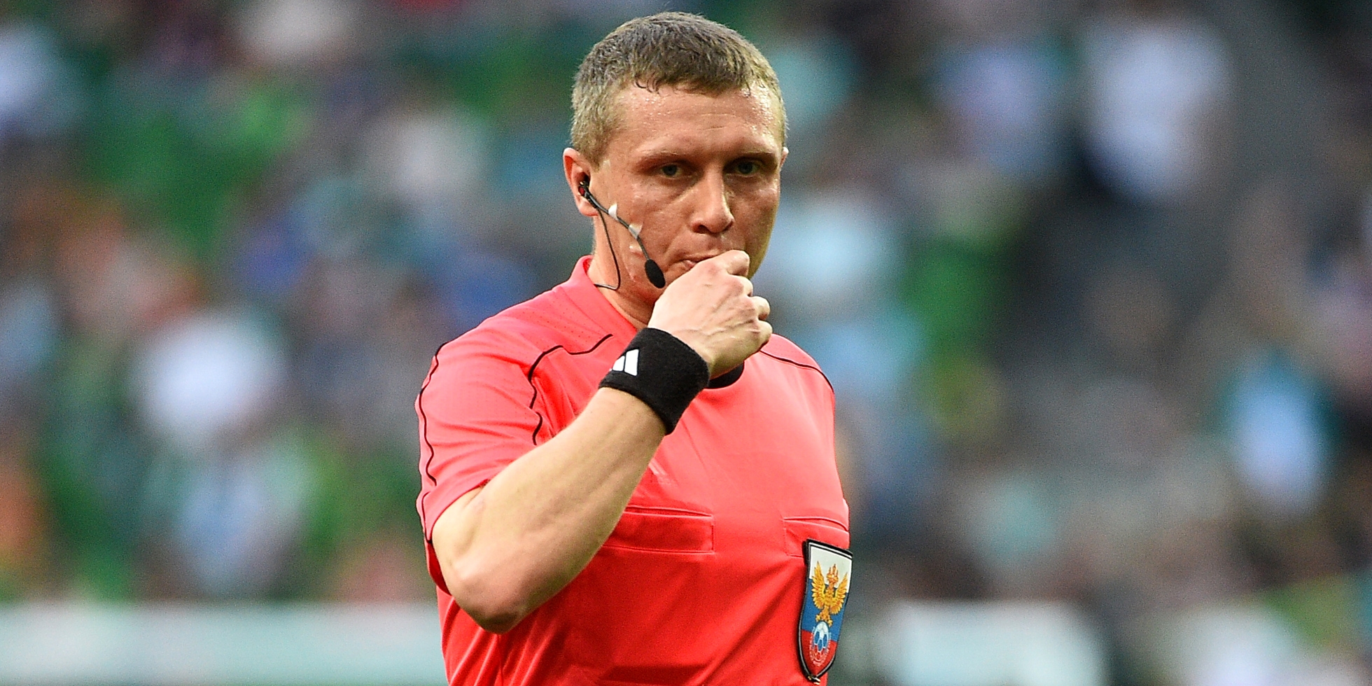 свисток арбитра. свисток футбольного арбитра. свисток футбольного арбитра. судья коллина футбол на поле. чакыр мадрид.