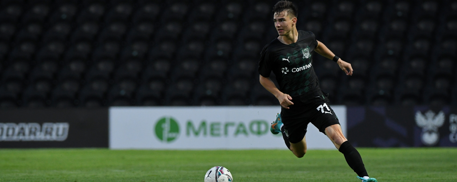 Трансляция матча краснодар фк 10. Трансляция матча краснодар фк 10. Фк краснодар. Фк краснодар бык. Заставка на стадионе краснодар перед матчем.